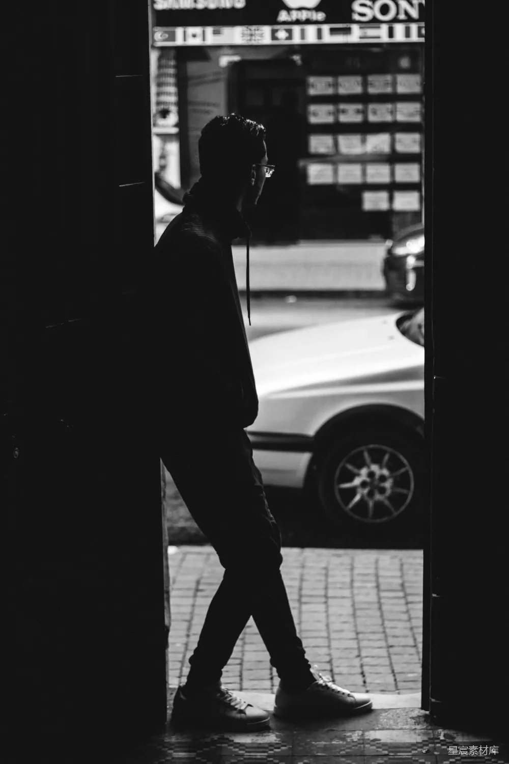 高清摄影 黑色西装的男人站在人行道上