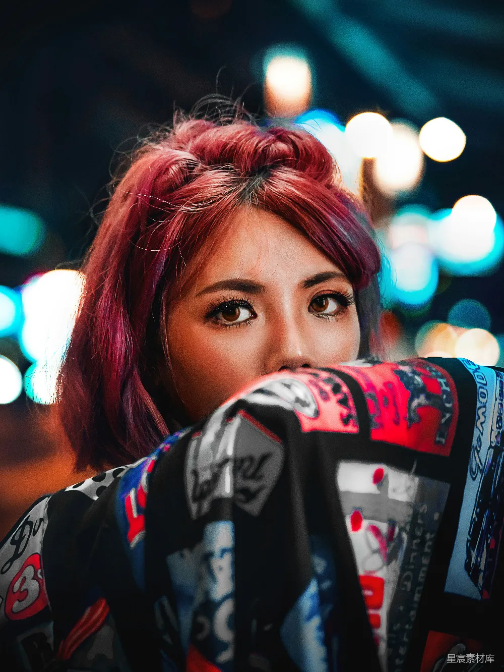 高清摄影 黑白色红衫女子