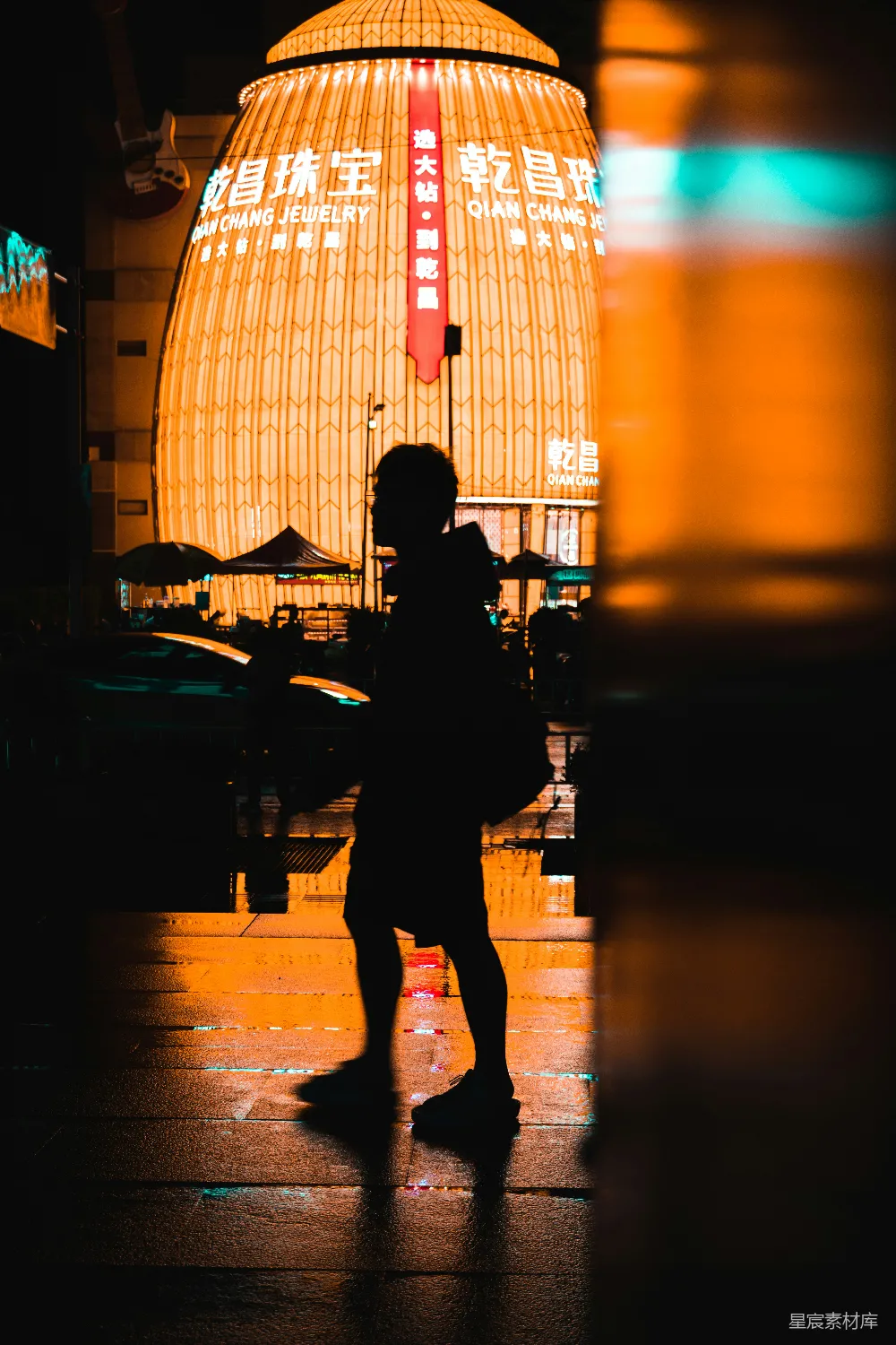 高清摄影 一个人在雨中行走