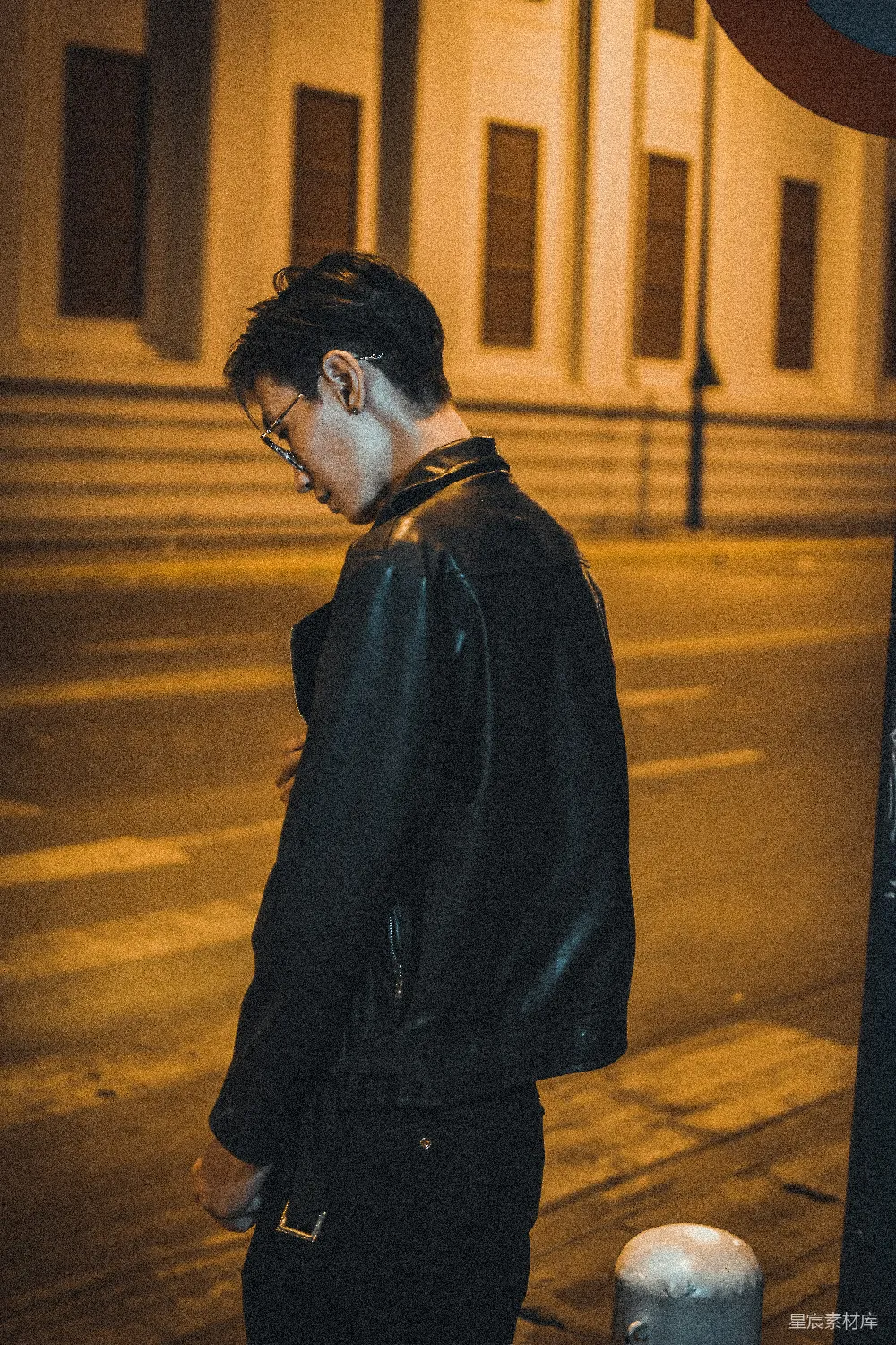 高清摄影 黑色外套的男人站在人行道上