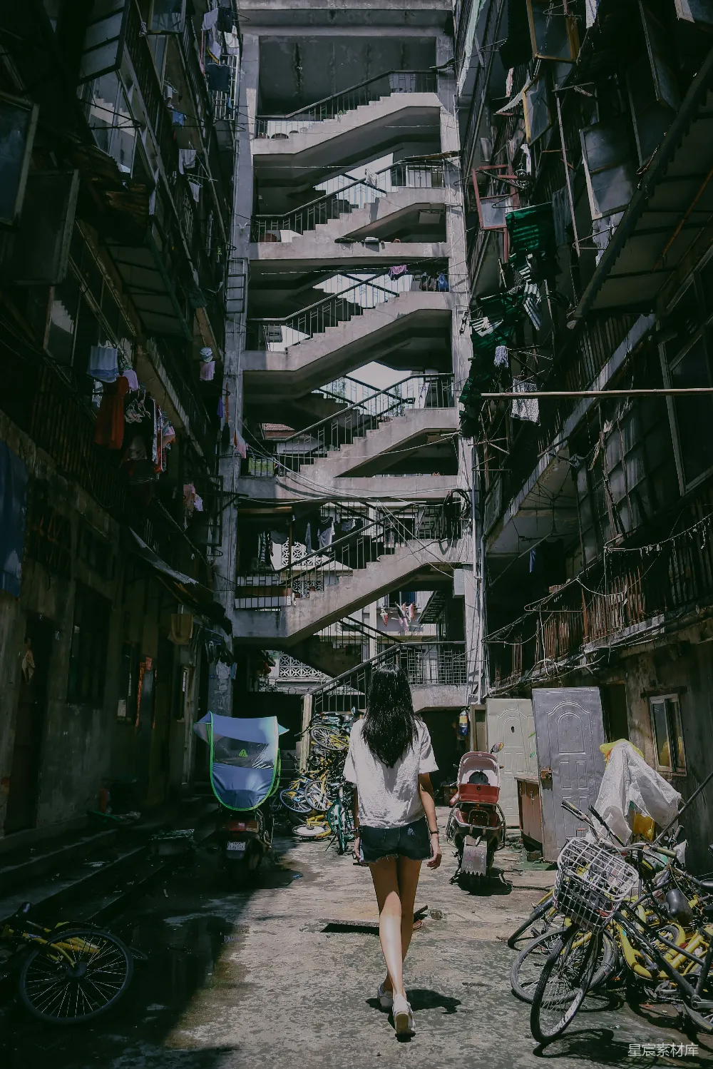 高清摄影 妇女在看一栋建筑