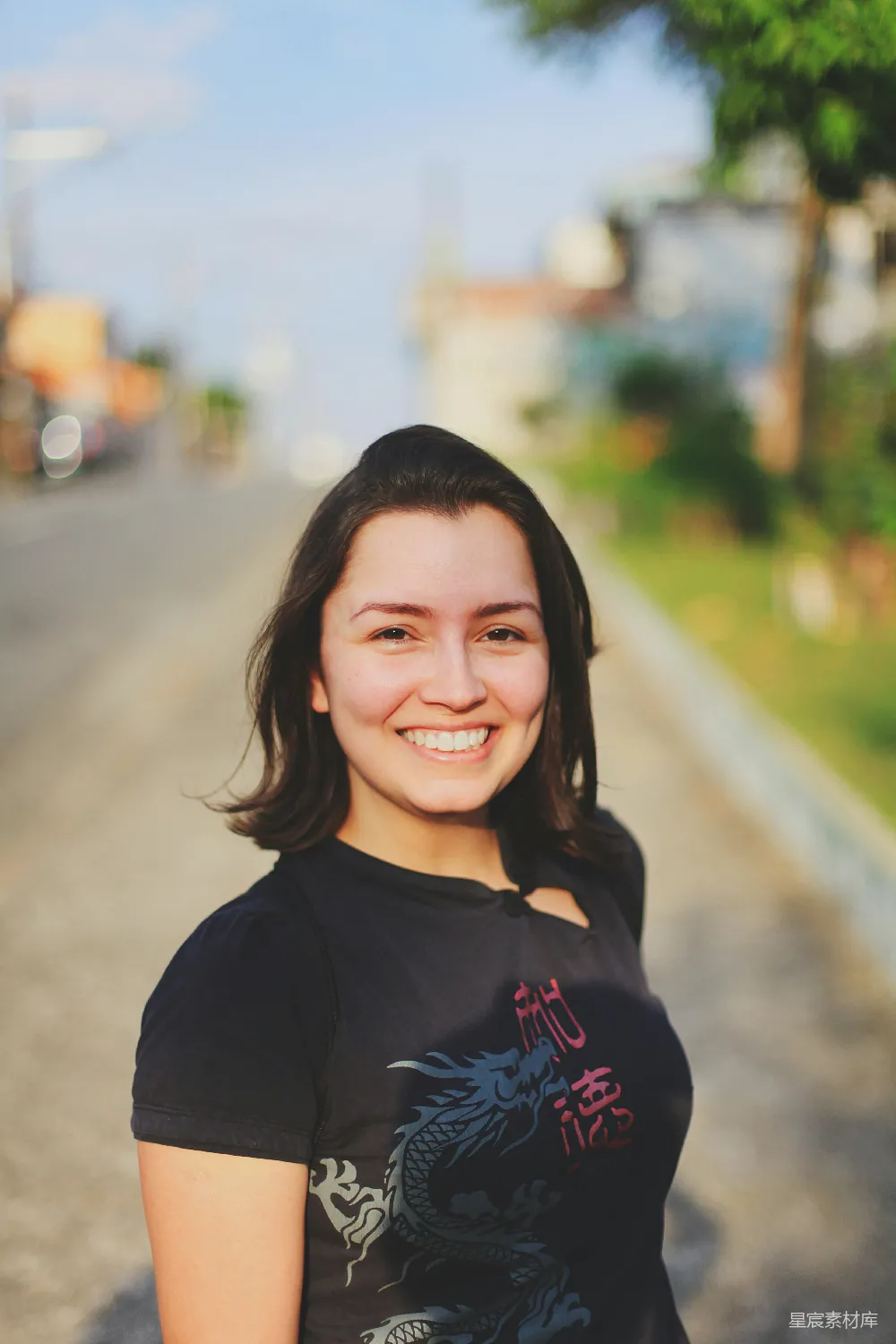 高清摄影 黑色圆领衫 smiling 女人