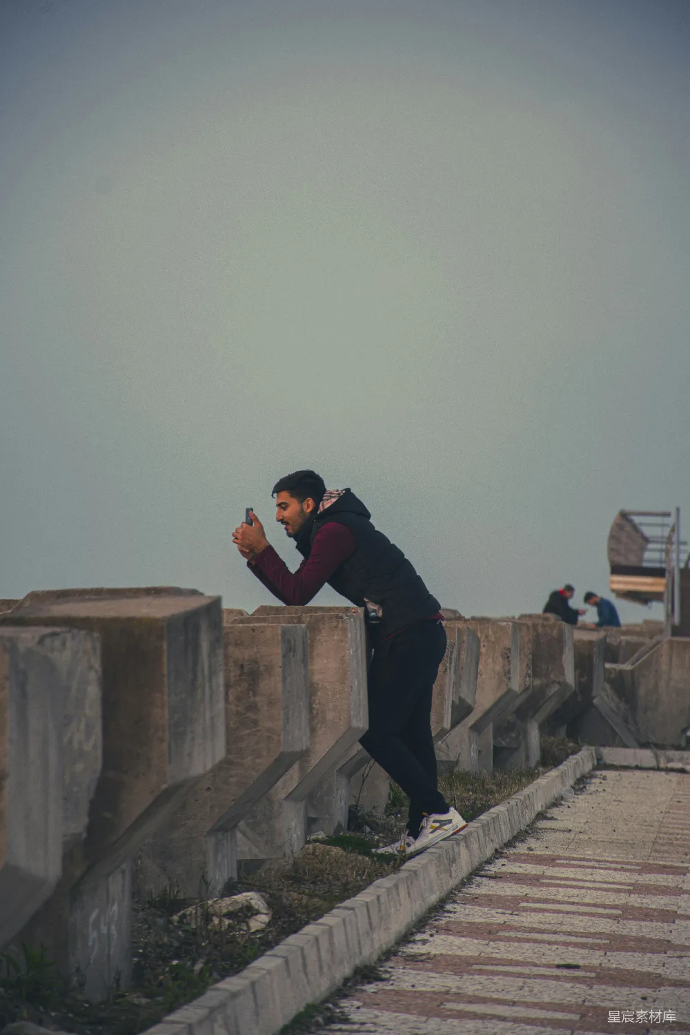 高清摄影 一个男人站在石头墙旁