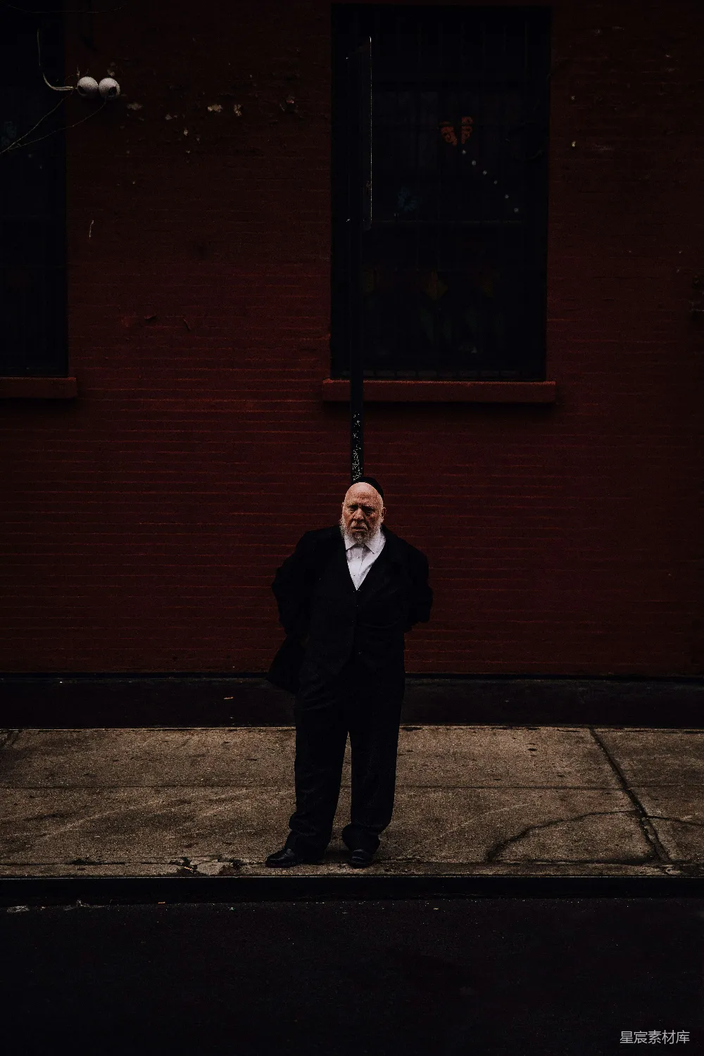高清摄影 黑色礼服的男子站在路边