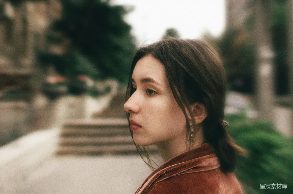 高清摄影 一个穿着皮夹克的女人望向远方