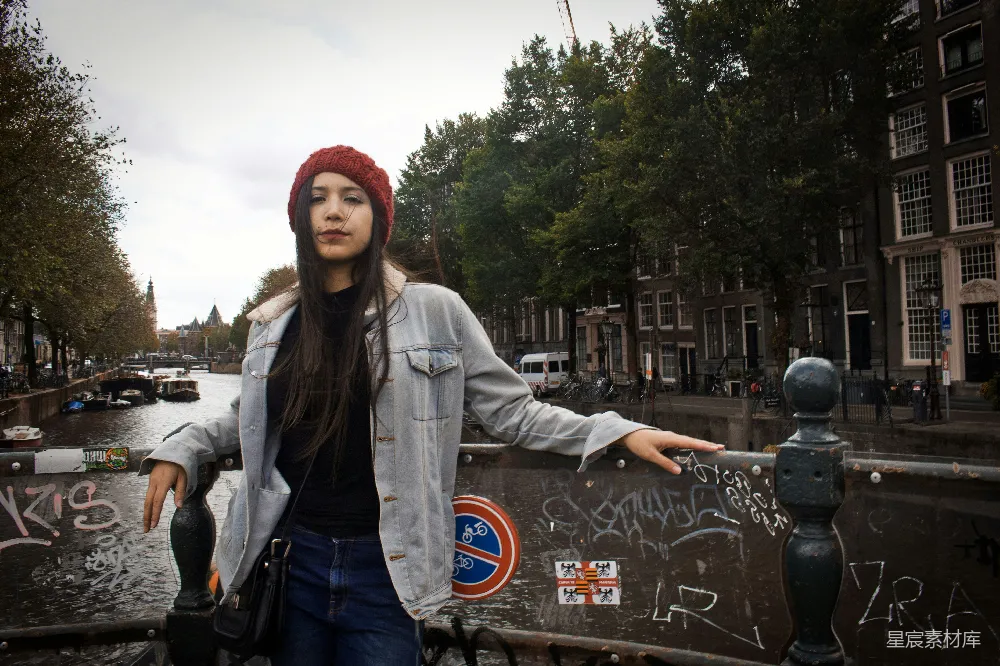 高清摄影 女人站在灰色栅栏旁边