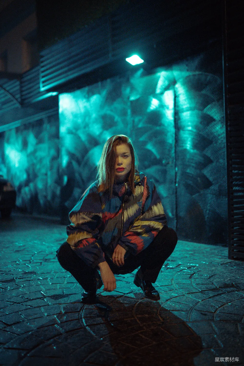 高清摄影 跪在地上的女人面前站着一个人。