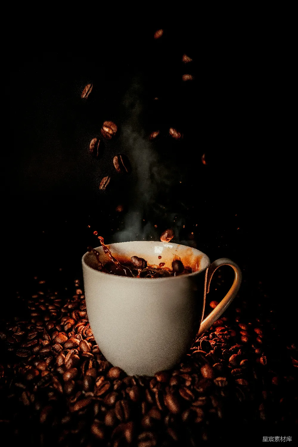 高清摄影 白色陶瓷茶杯，带有咖啡豆