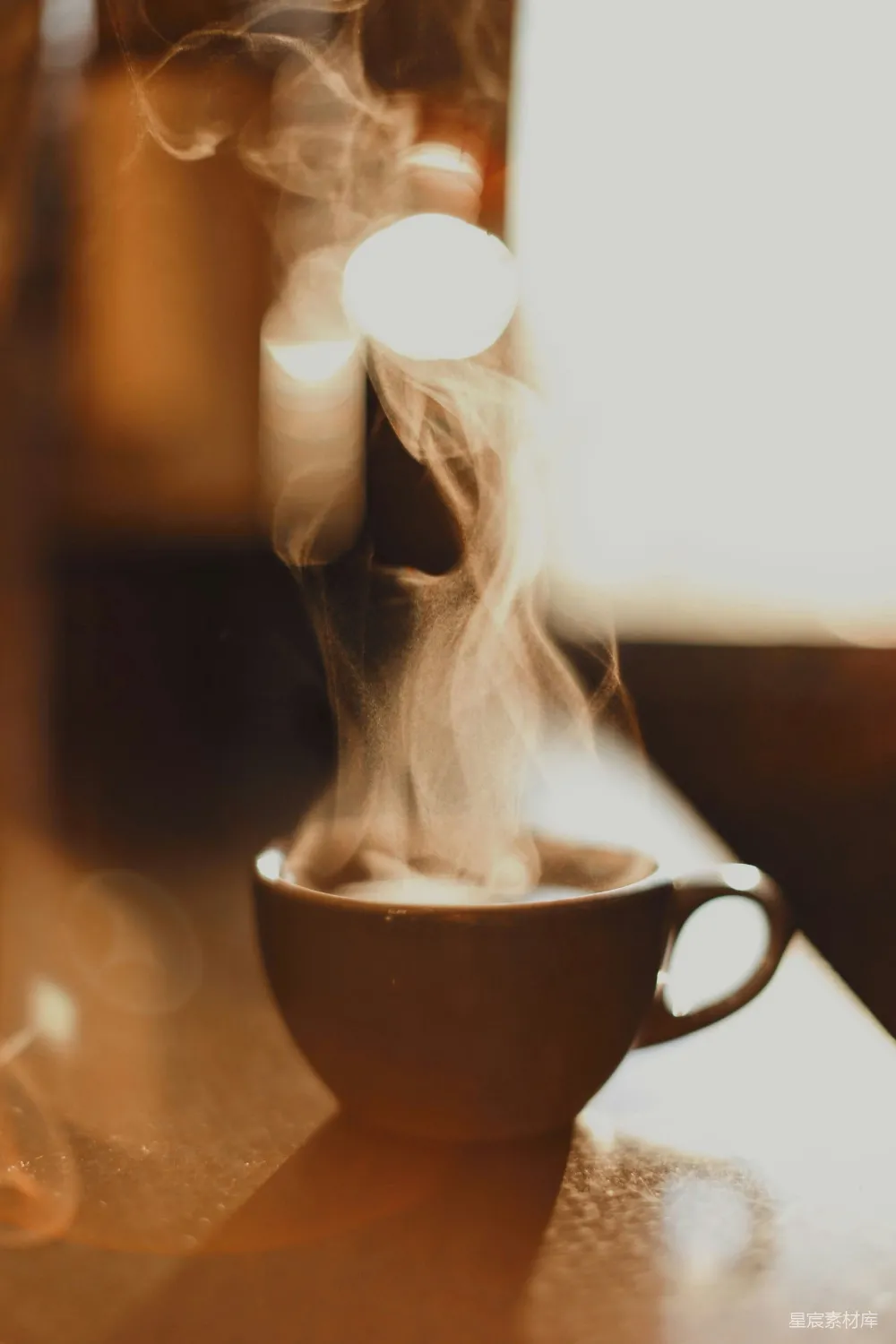 高清摄影 棕色陶瓷杯中飘着白烟