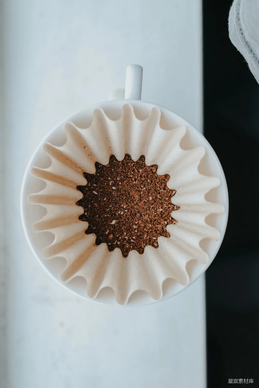 高清摄影 白马形状的烤盘放在白陶瓷茶杯上