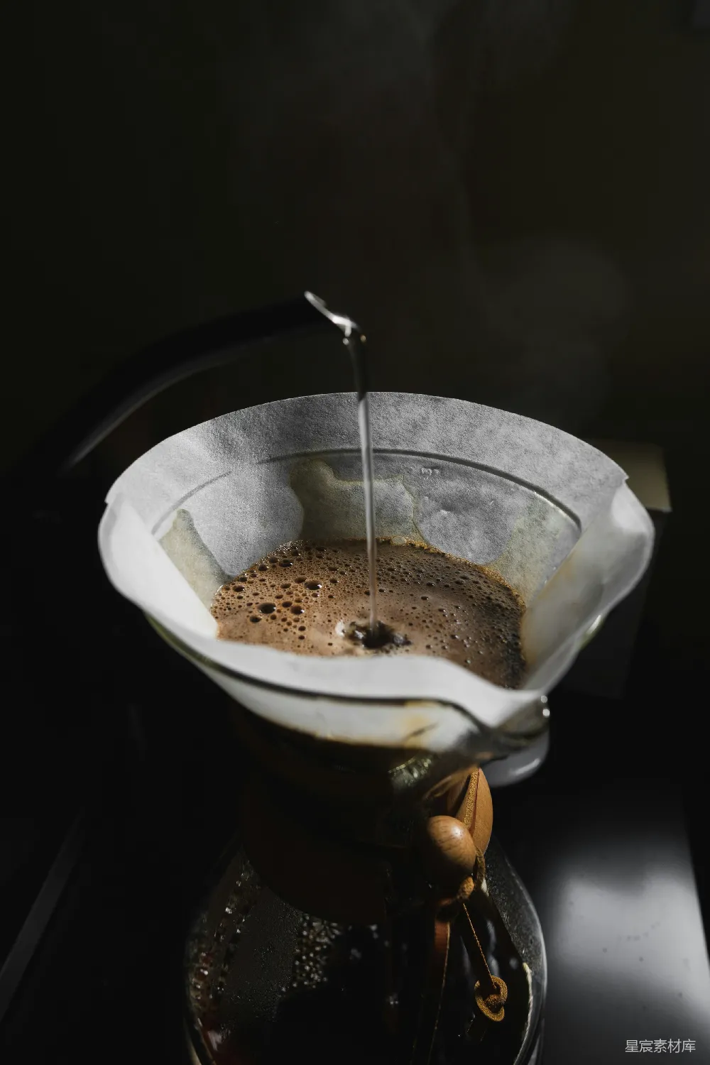 高清摄影 不锈钢杯中的白色和棕色液体