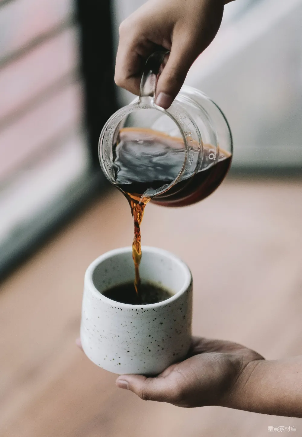 高清摄影 人正在往白陶瓷茶杯中倒水