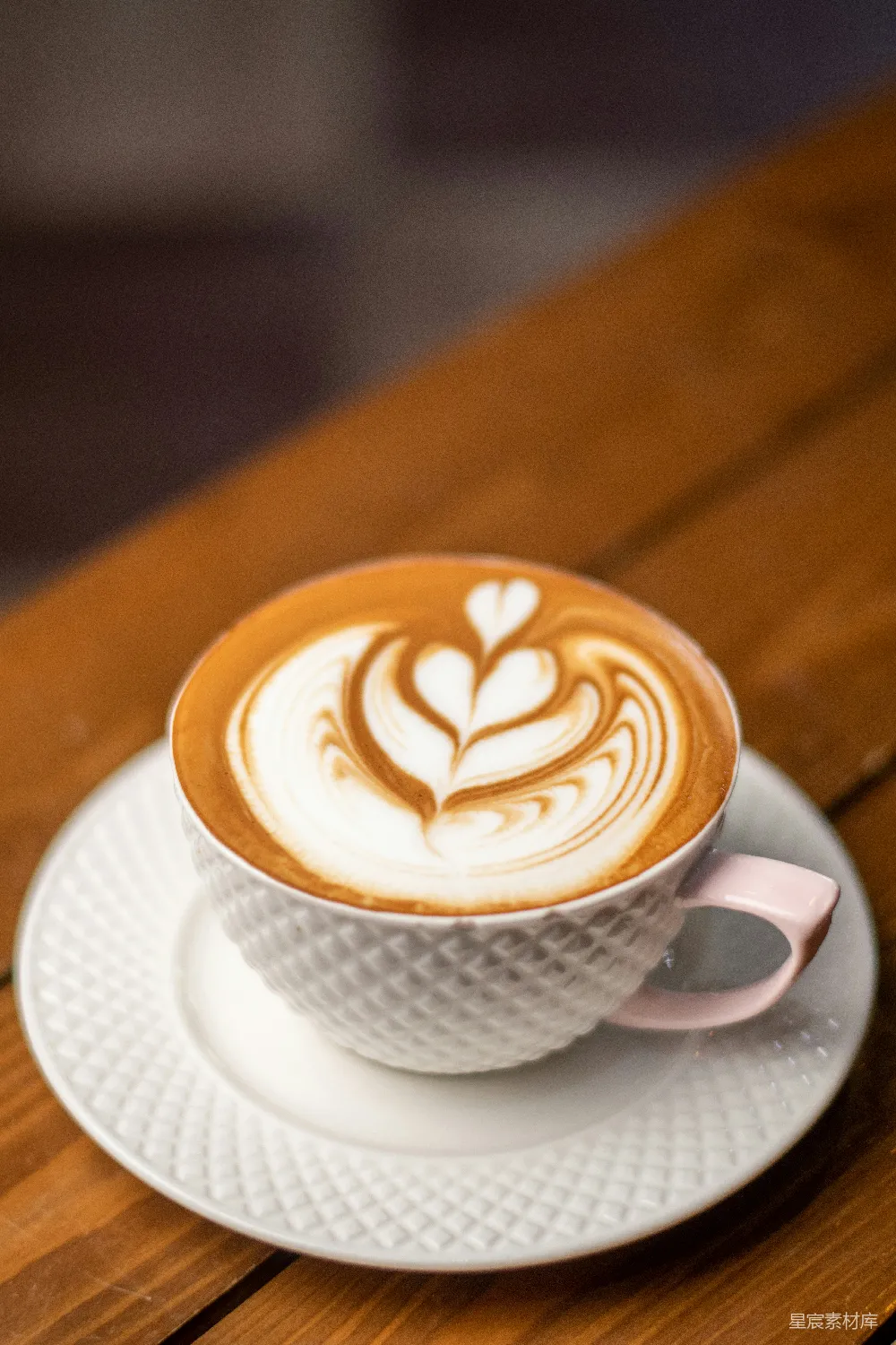 高清摄影 白瓷杯配棕色木桌上的茶碟