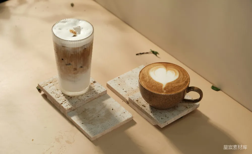 高清摄影 桌子上放着一个杯子和一个茶壶。