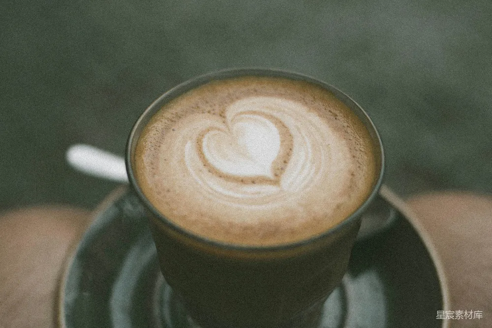 高清摄影 陶瓷咖啡 mug 的近照，杯中装有棕色液体