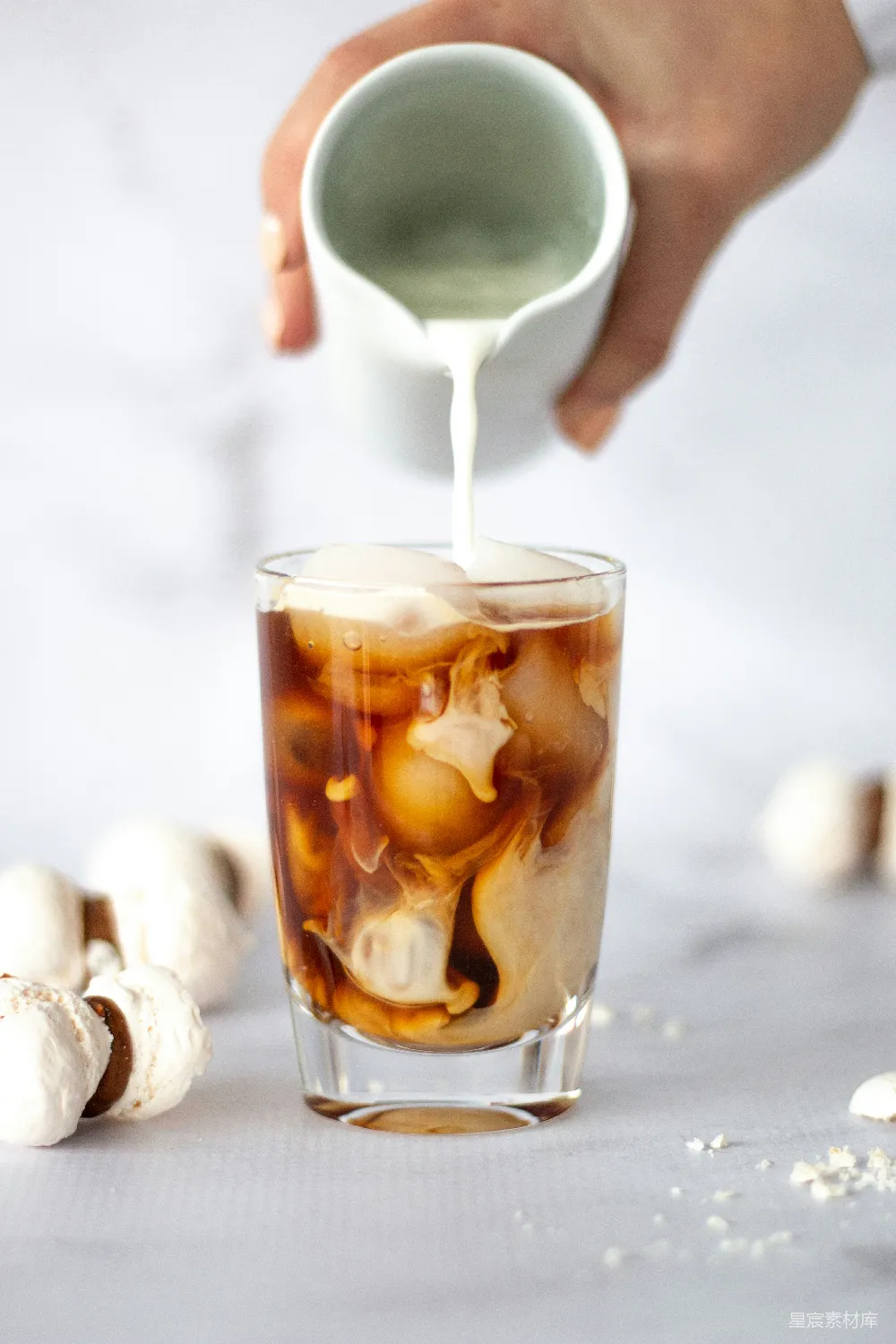 高清摄影 洗净带有冰块的酒杯