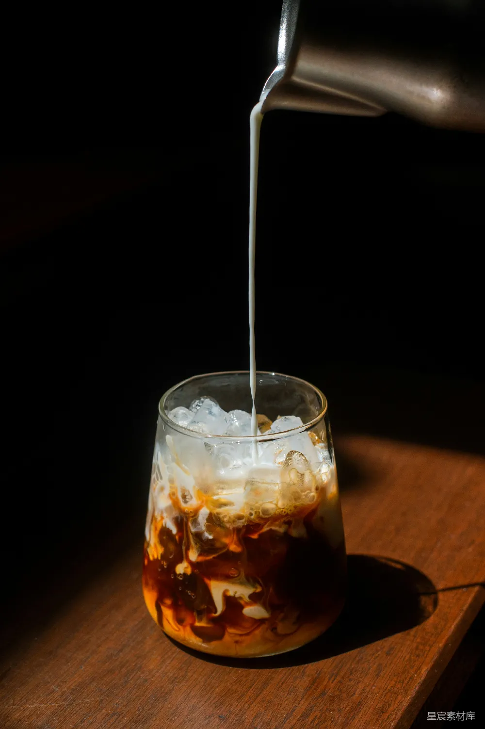 高清摄影 一杯液体放在木桌上的玻璃杯