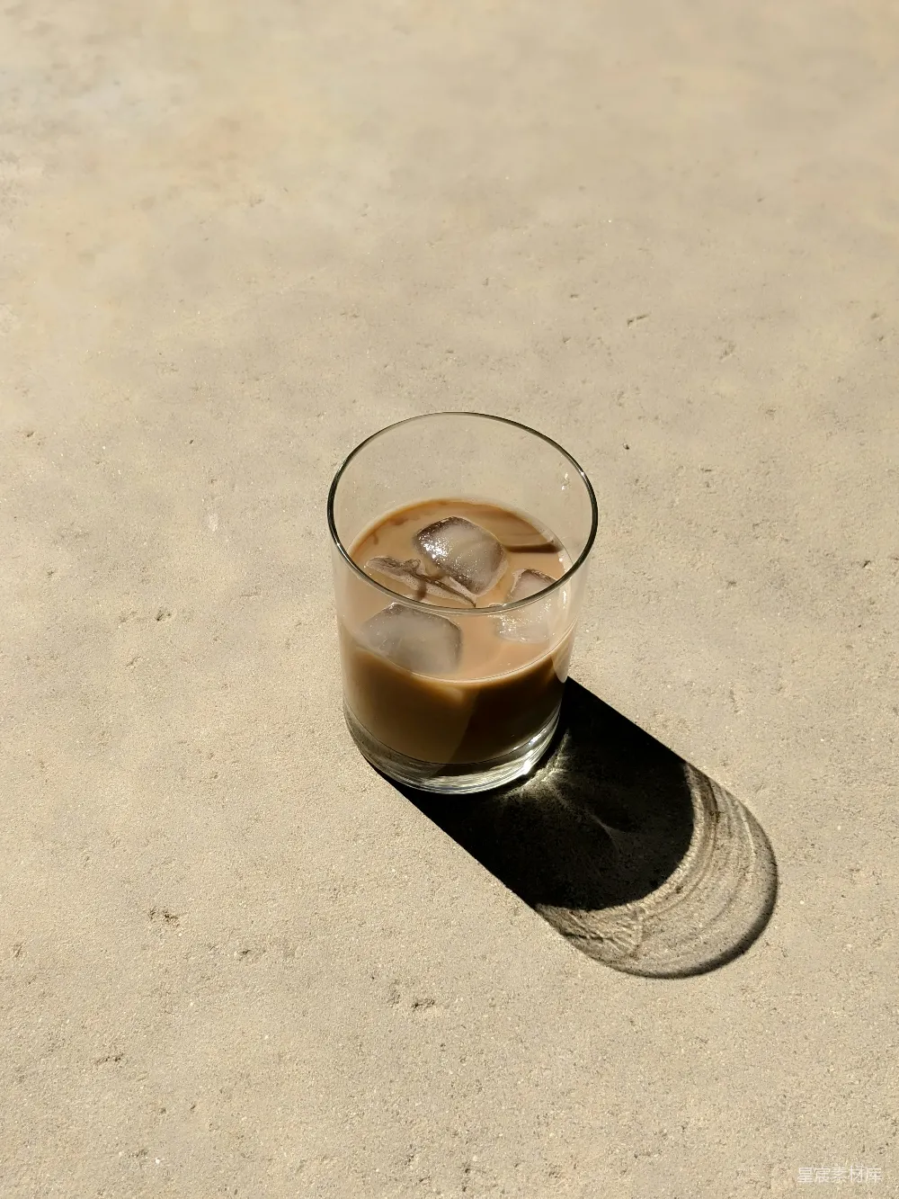 高清摄影 清空一个装有棕色液体的酒杯