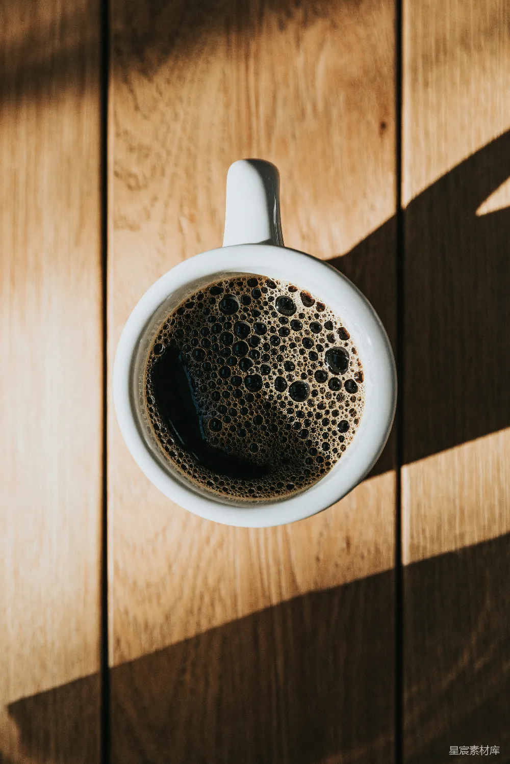 高清摄影 白色陶瓷茶杯置于棕色木制表面之上