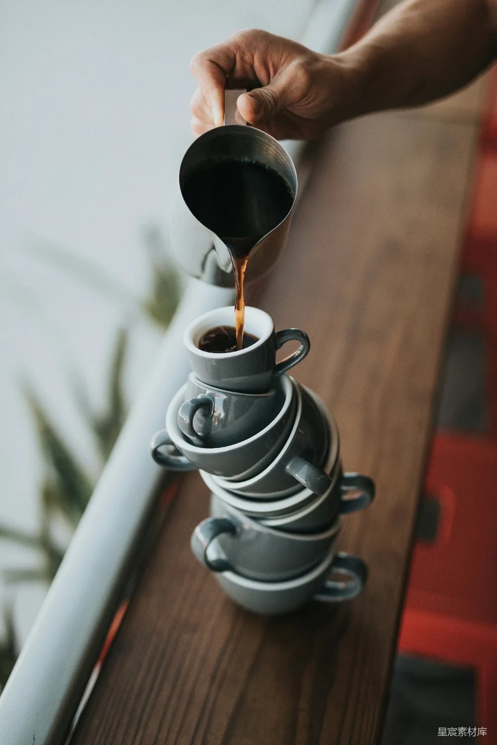 高清摄影 手持灰色不锈钢杯子的人侧对窗户