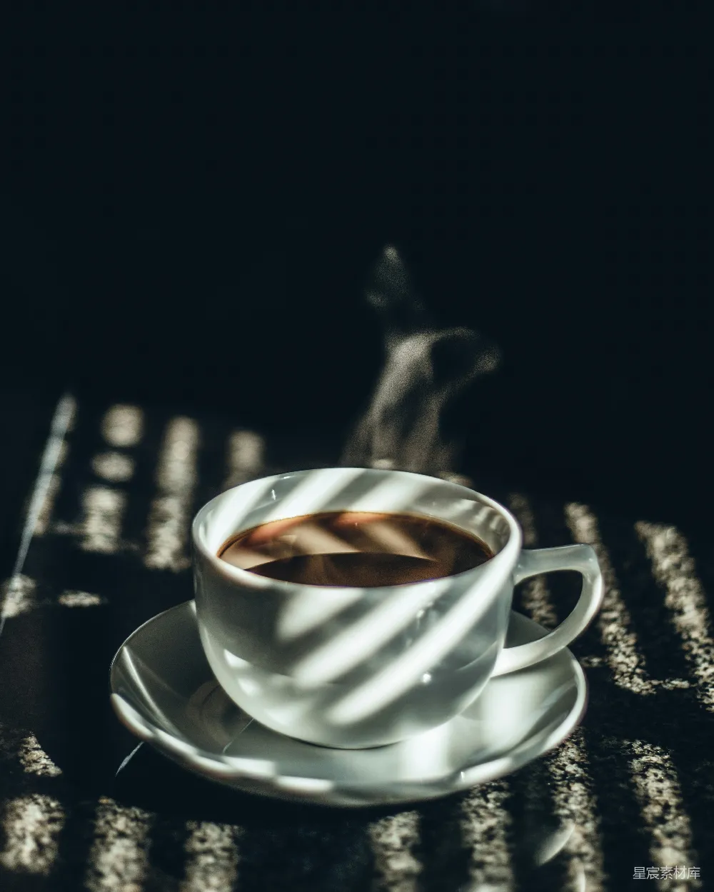 高清摄影 白瓷茶杯里盛满了茶