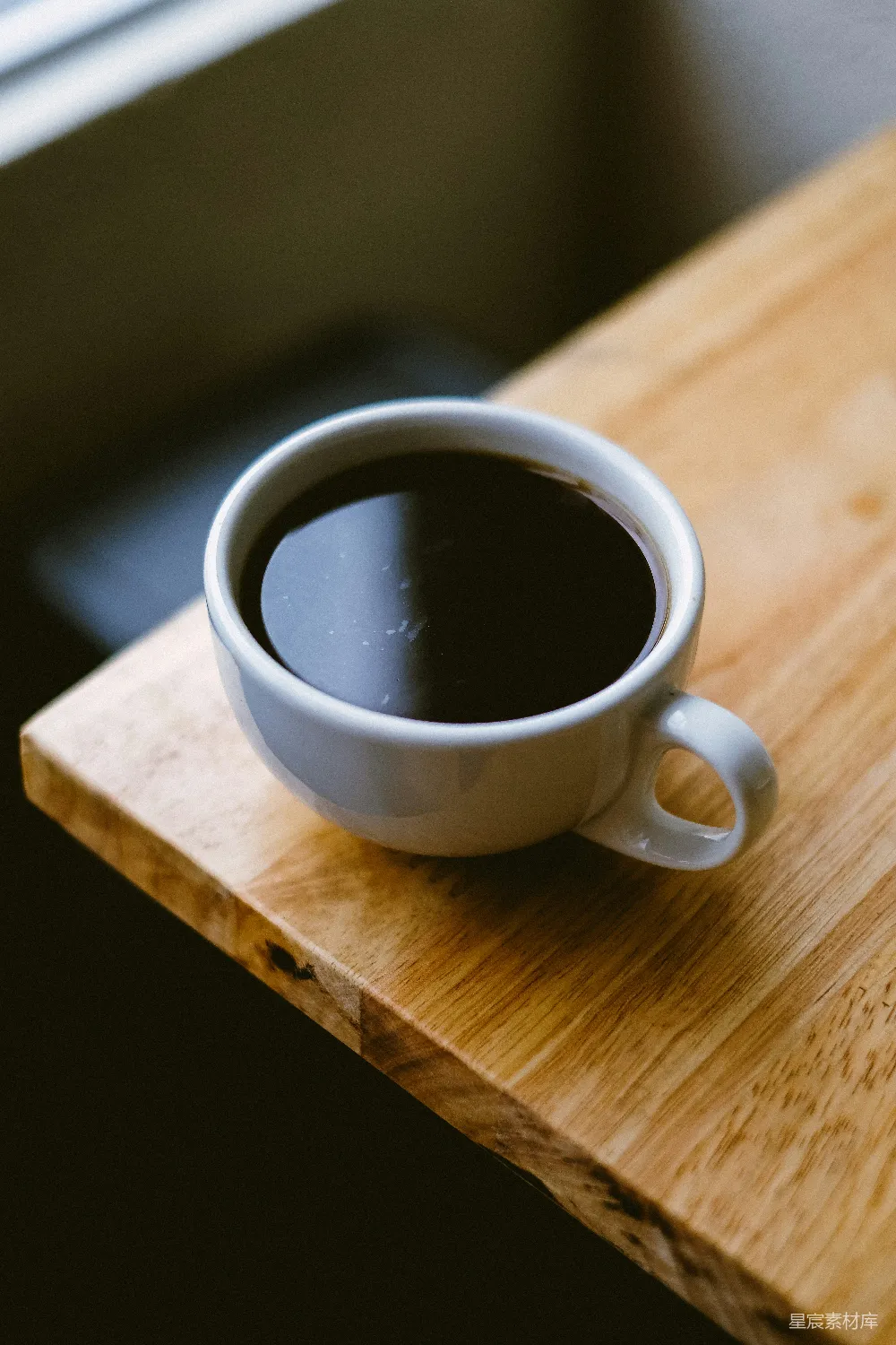 高清摄影 棕色木桌上的白色咖啡杯