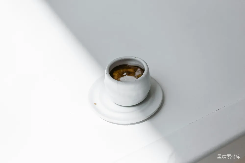 高清摄影 白茶杯置于托盘上