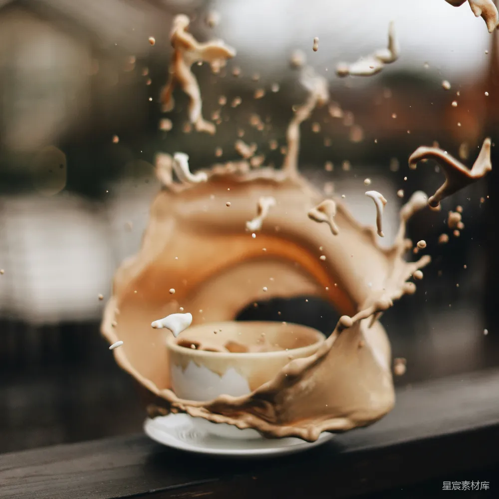 高清摄影 白色陶瓷茶杯里盛有棕色液体。