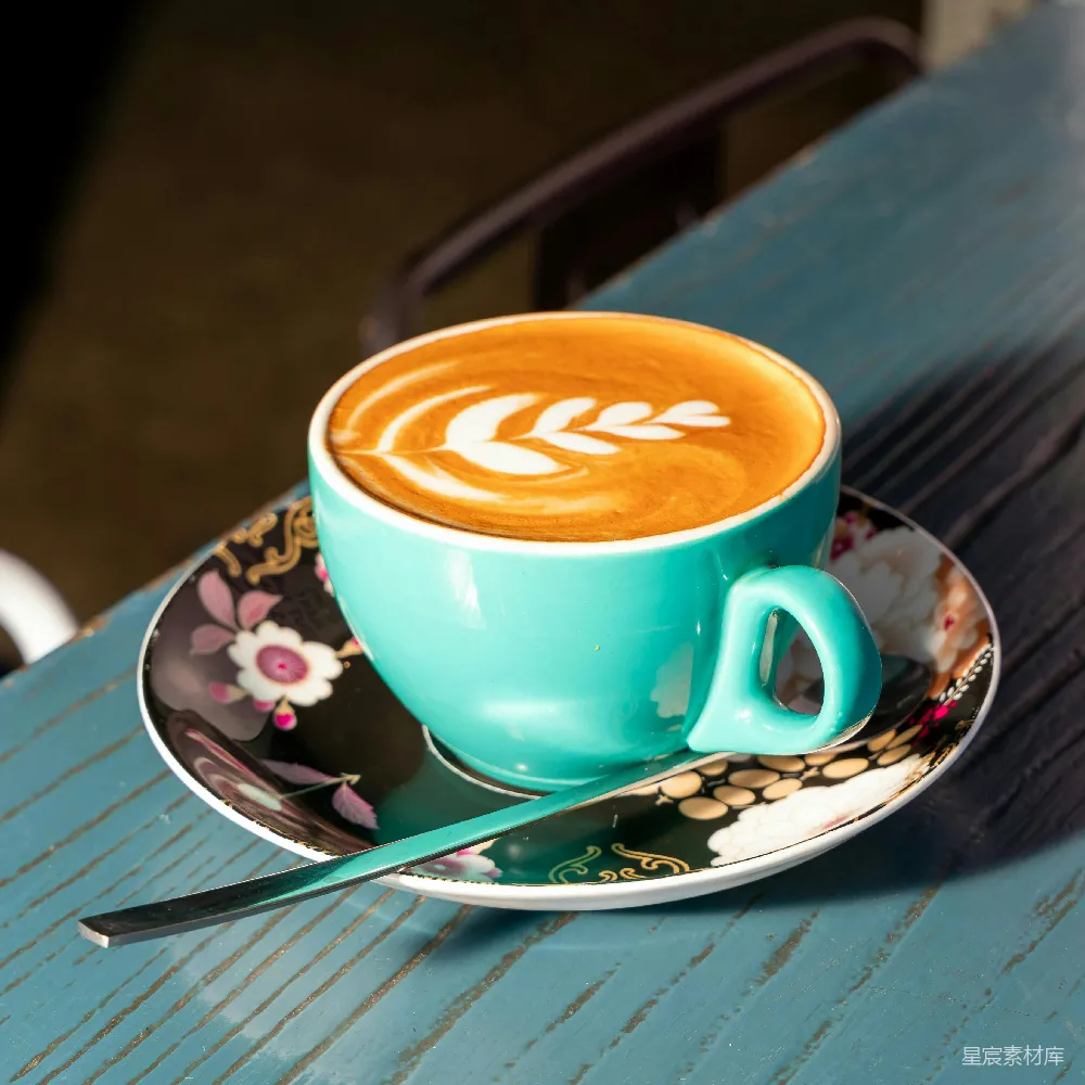 高清摄影 桌子上一只杯子放在一个茶托上。