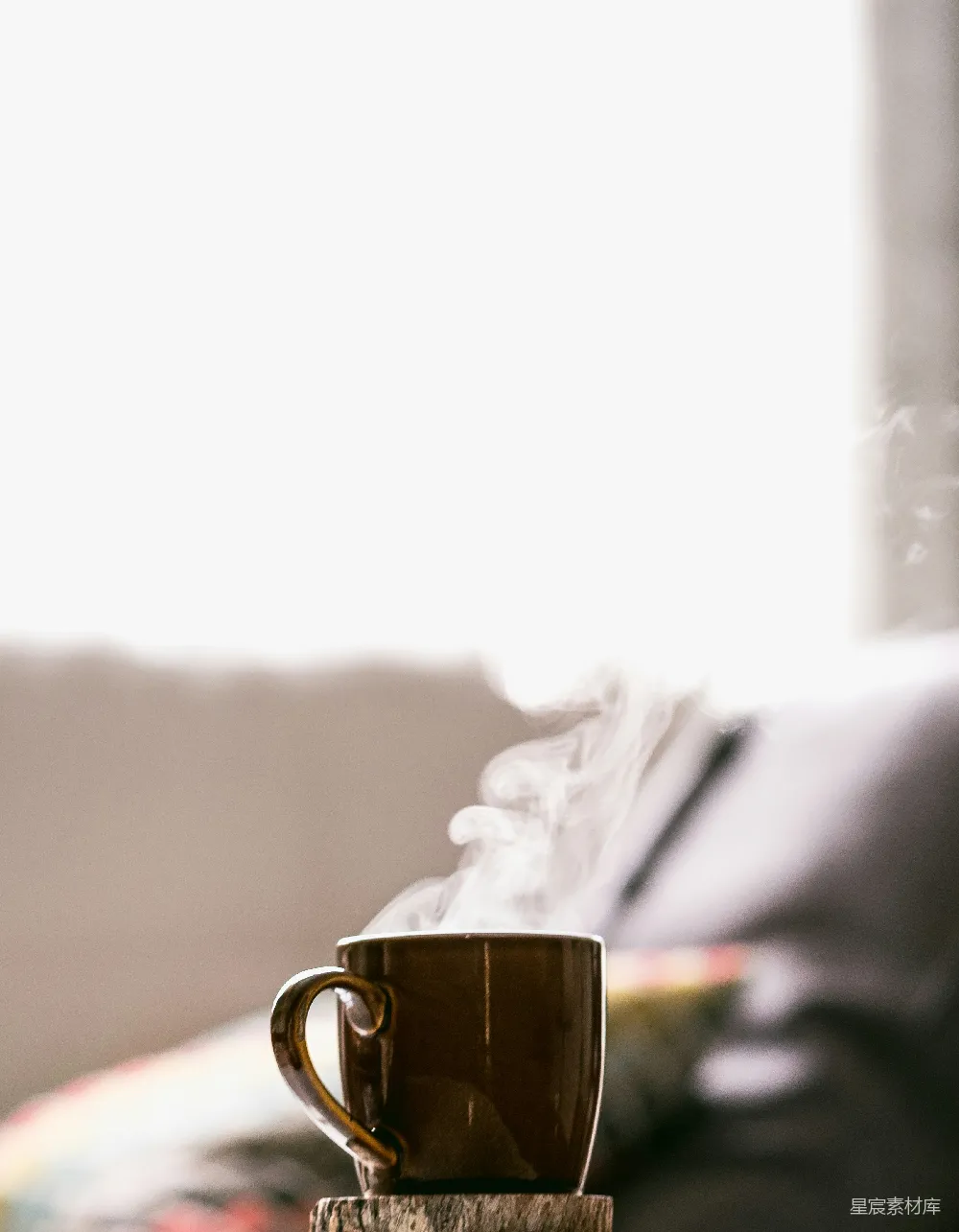 高清摄影 浅焦点摄影一杯热咖啡的杯子和杯垫