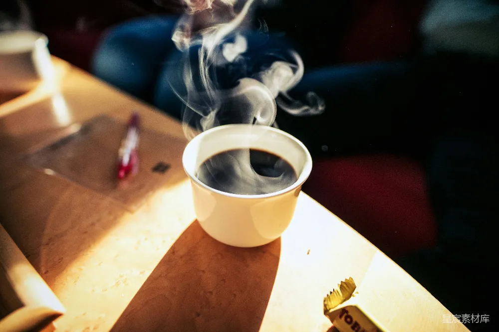 高清摄影 餐桌上的一只白色咖啡杯