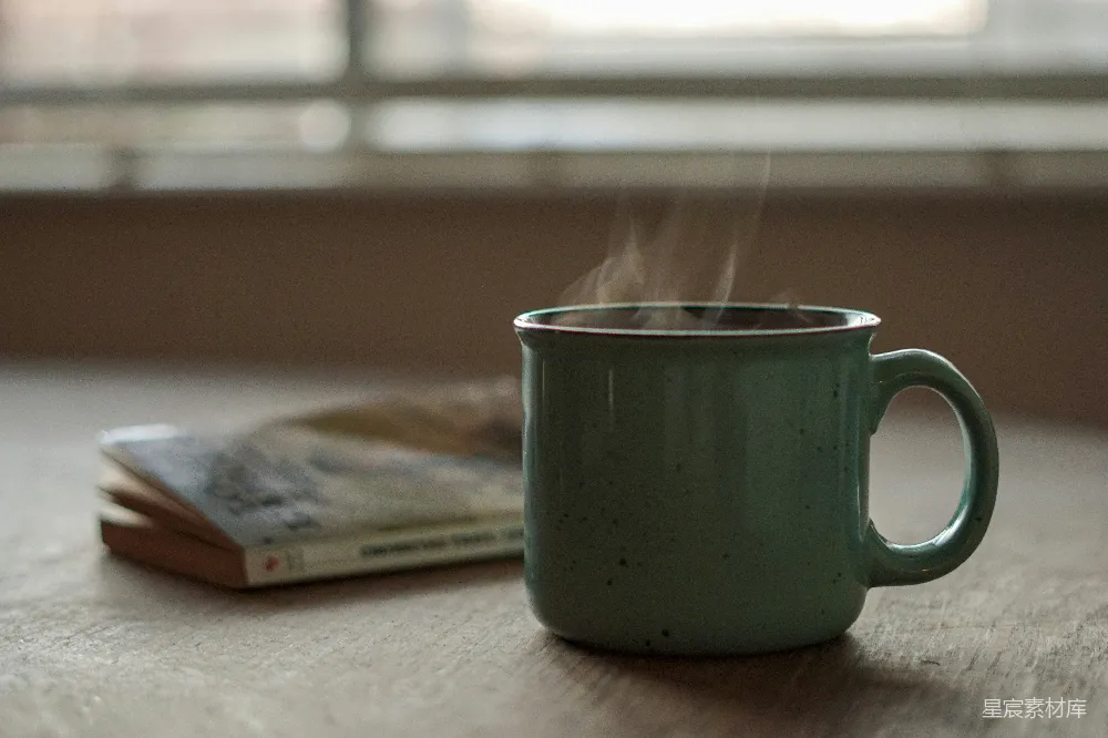 高清摄影 白色陶瓷茶杯放在白色桌面上
