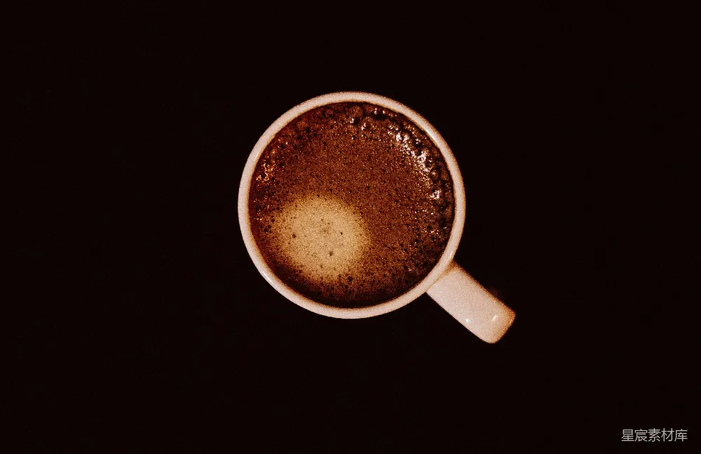高清摄影 白瓷 mug 的顶部视角，里面含有棕色液体