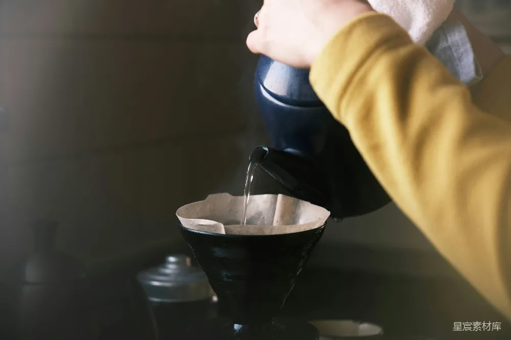 高清摄影 有人往碗里倒什么东西。