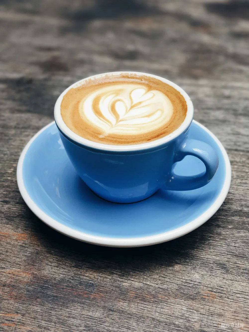 高清摄影 蓝陶瓷茶杯，配有拿铁咖啡