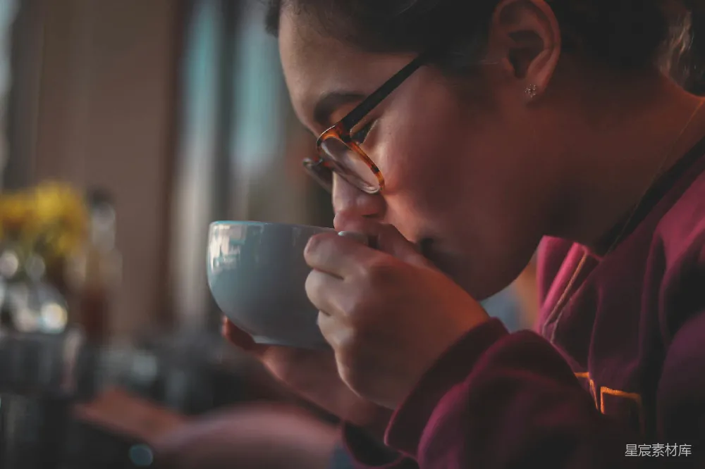 高清摄影 女士手持陶瓷 mug