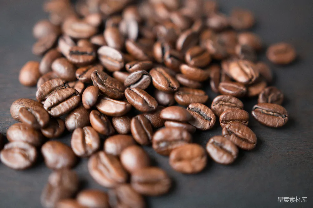 高清摄影 灰色表面上的棕色咖啡豆