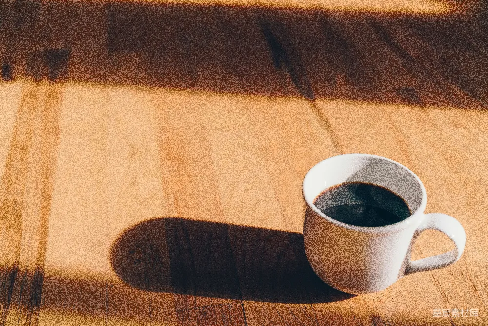 高清摄影 白陶瓷茶杯置于棕色木制表面之上