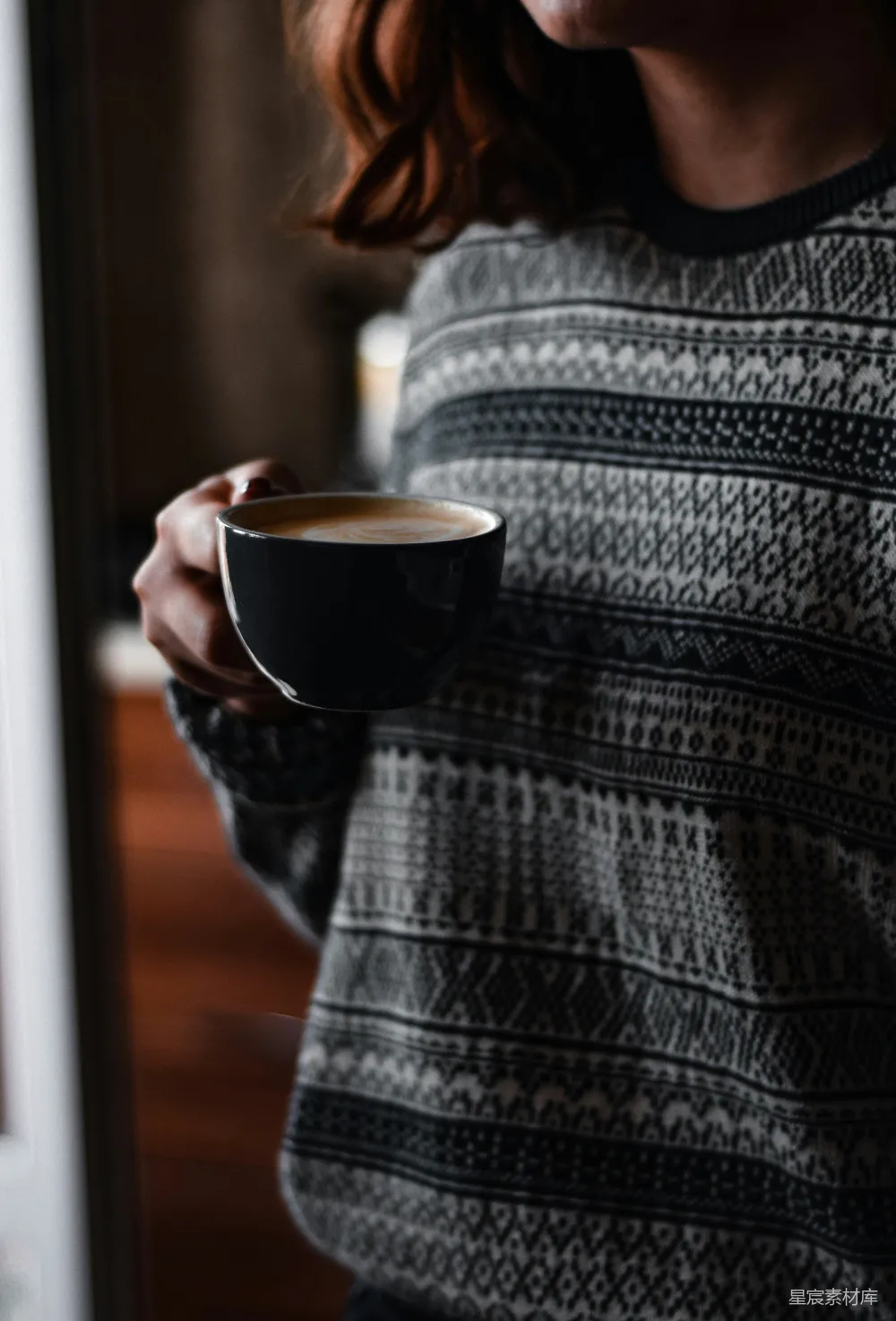 高清摄影 灰 sweater 穿着的女人手持黑色陶瓷 mug