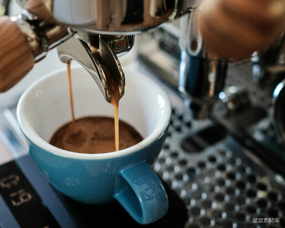 高清摄影 蓝色陶瓷咖啡杯放在银色咖啡机上