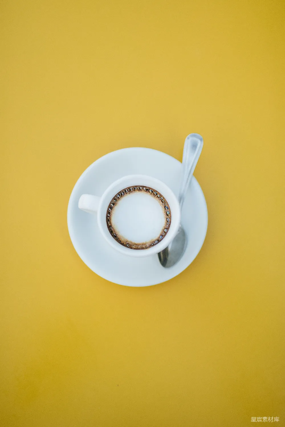 高清摄影 白色茶杯配以茶匙放在茶托上