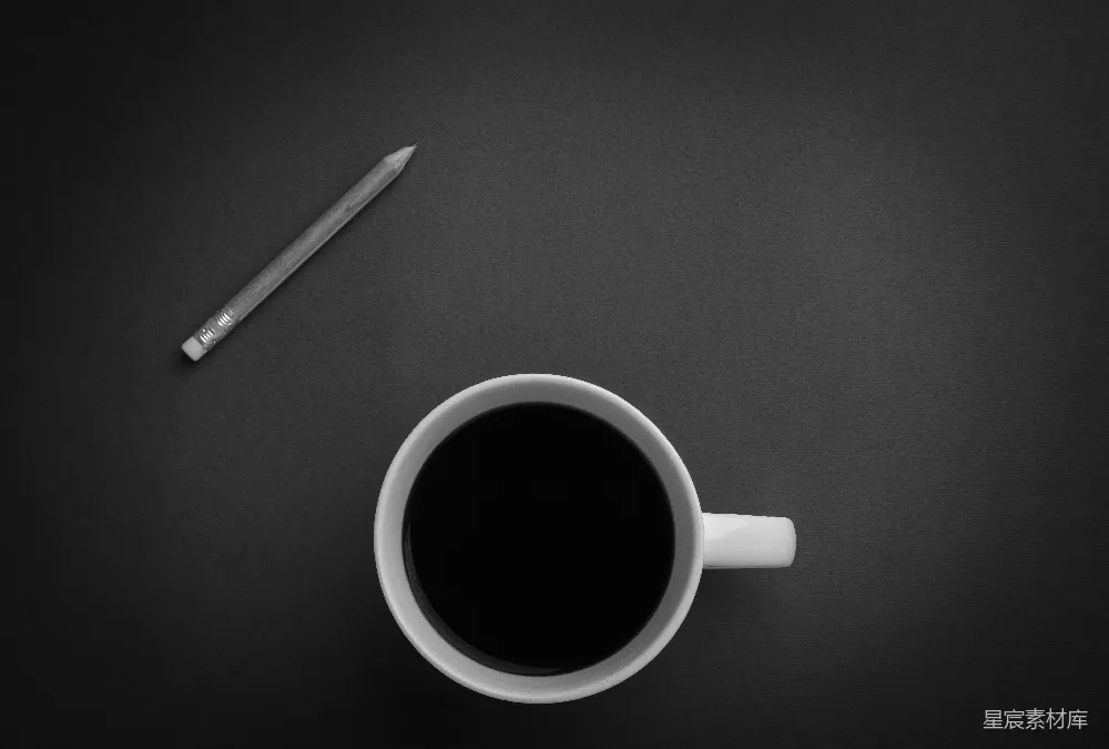 高清摄影 黑色表面上有一只近似白色的陶瓷茶杯，旁边放着一支灰色的铅笔。