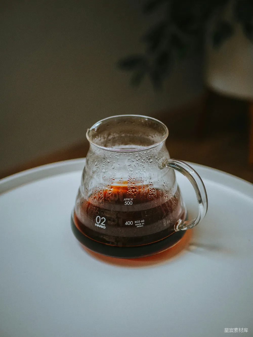 高清摄影 白色陶瓷水槽中的透明玻璃杯