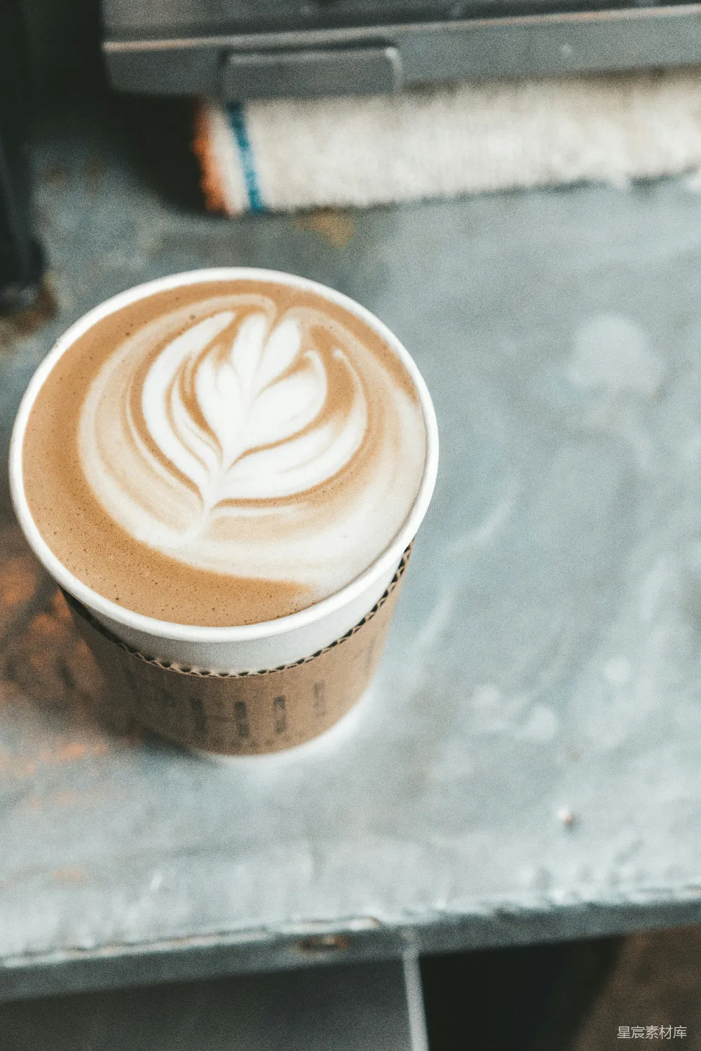 高清摄影  白底棕色咖啡杯