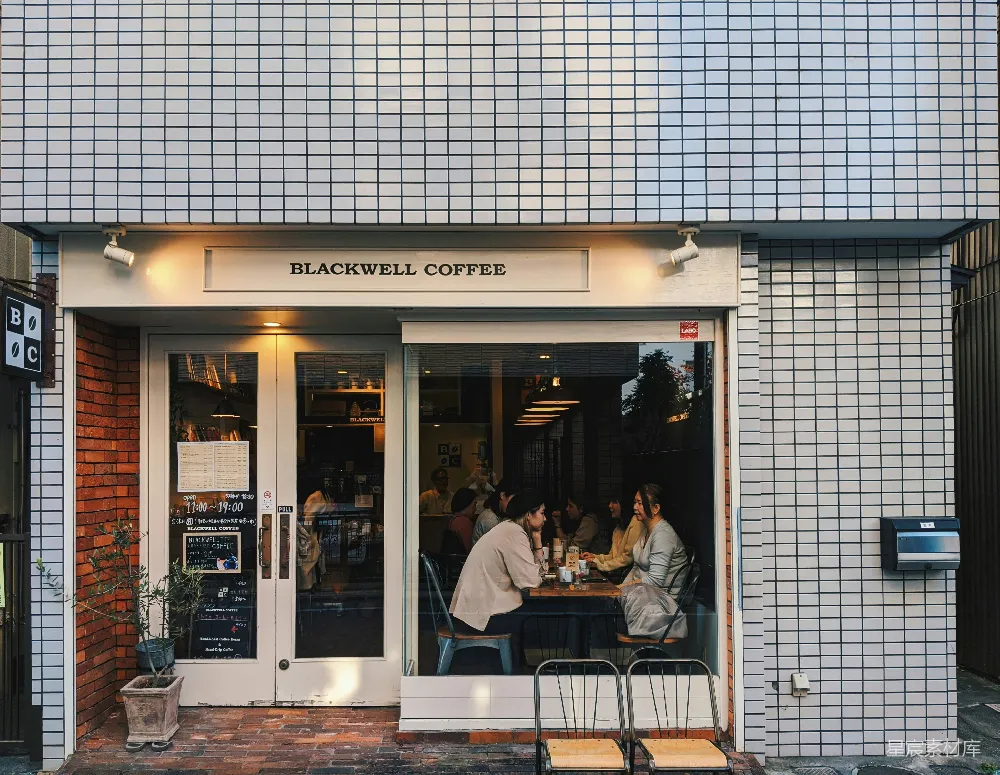 高清摄影  一群人在一家咖啡店外面的桌子旁坐着