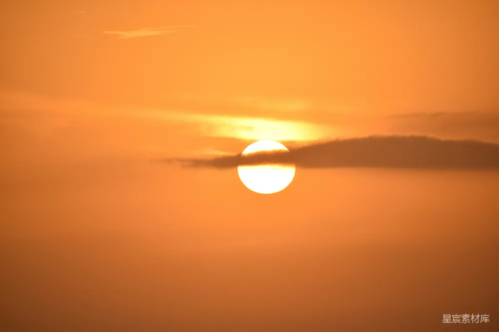 高清摄影 天边夕阳映照着大海。