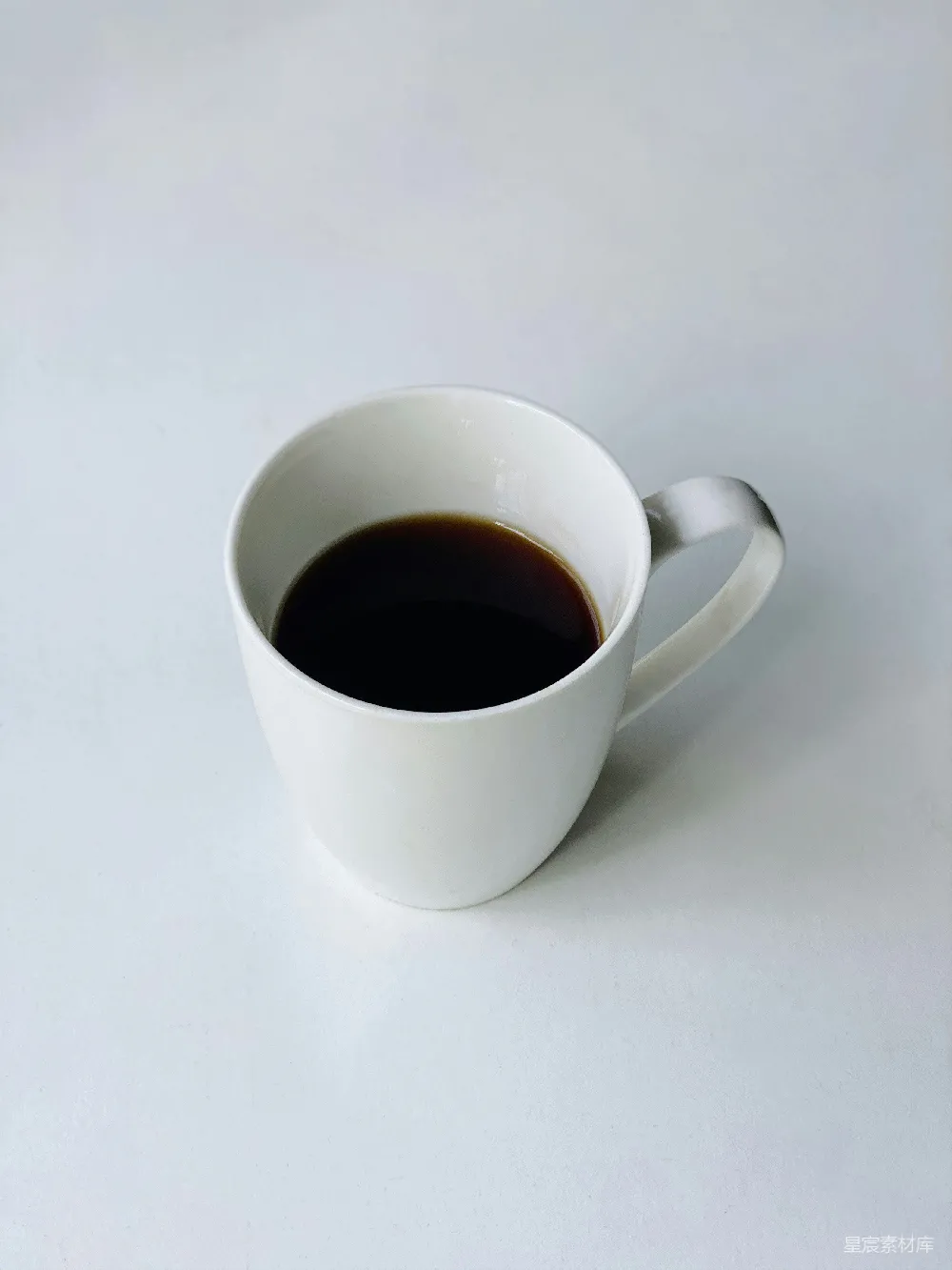高清摄影  白瓷 mug 中装有黑液