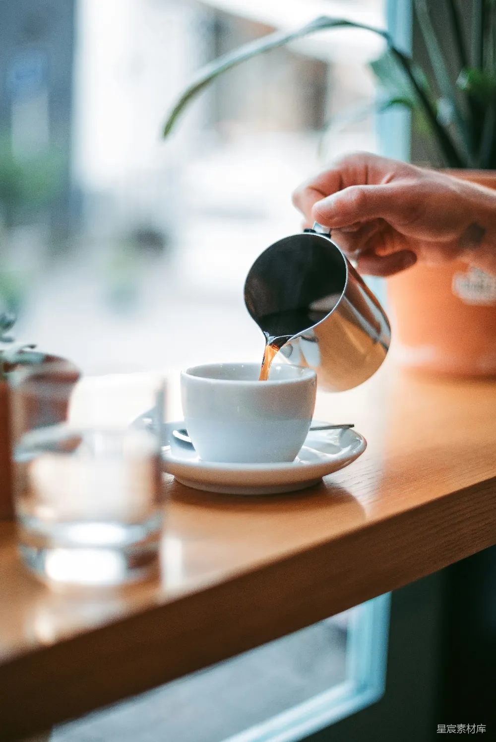 高清摄影  人将茶倒入白色的茶杯中
