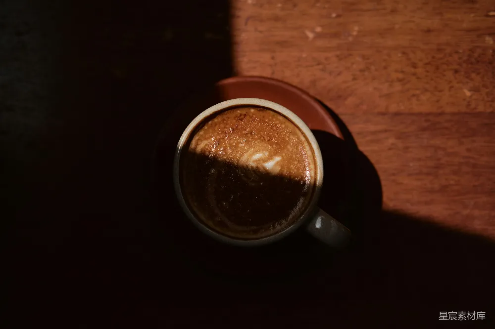 高清摄影 黑色陶瓷杯中装有棕色液体