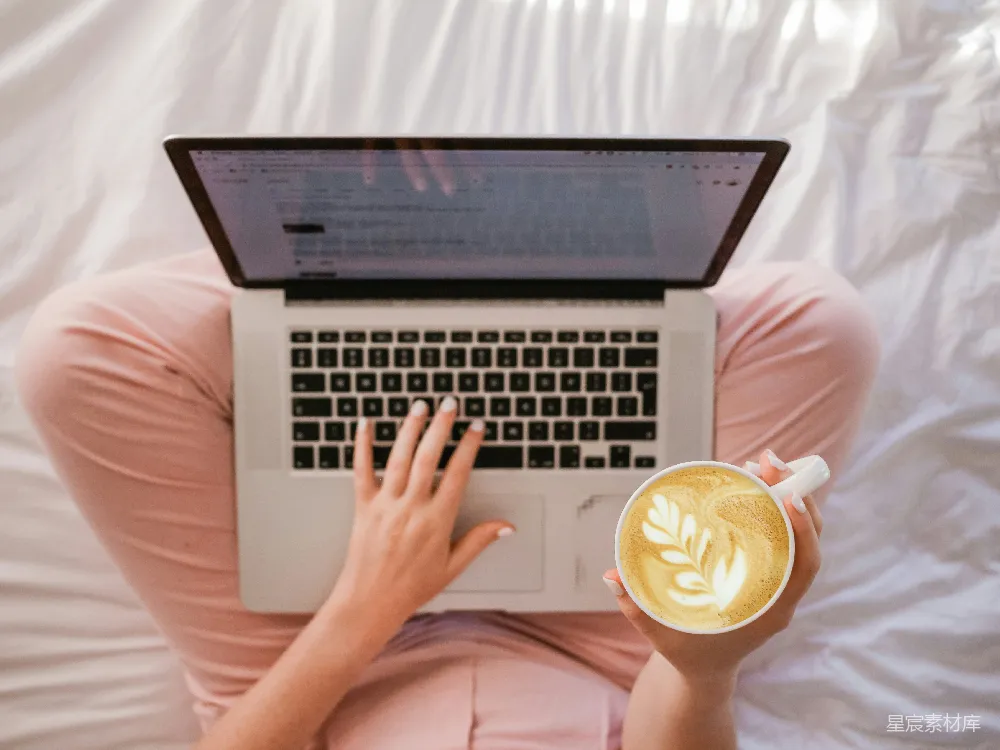 高清摄影 使用MacBook Pro的人手中拿着卡布奇诺